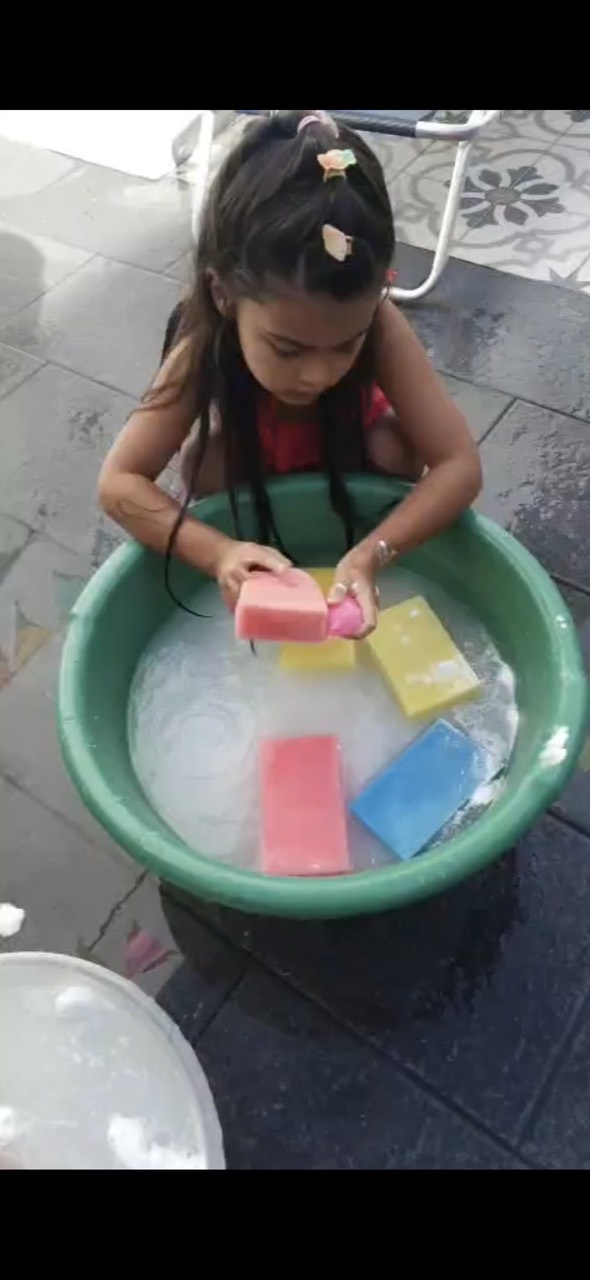 Juego con agua y esponjas