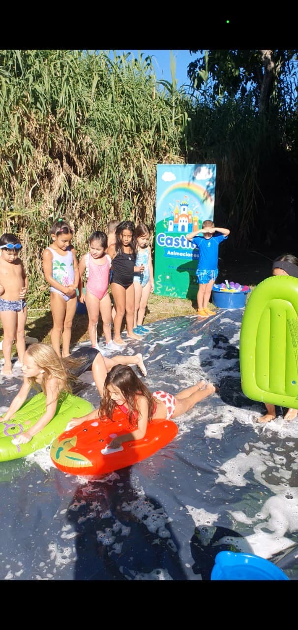 Juegos acuáticos con espuma e inflables