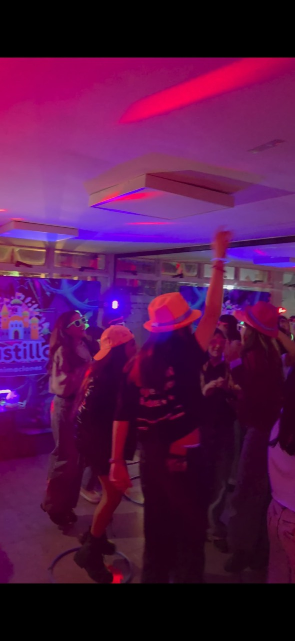 Una fiesta con baile y sombreros flúor