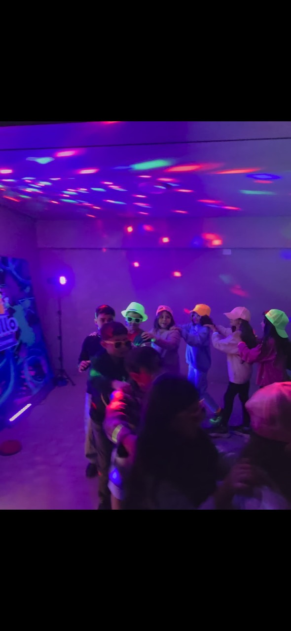 Chicos bailando con luces y accesorios flúor en una Fiesta Minidisco