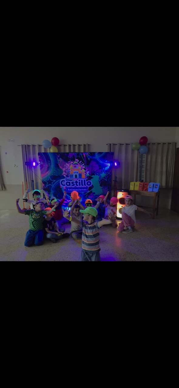 El grupo junto a la ambientación de Minidisco Castillo