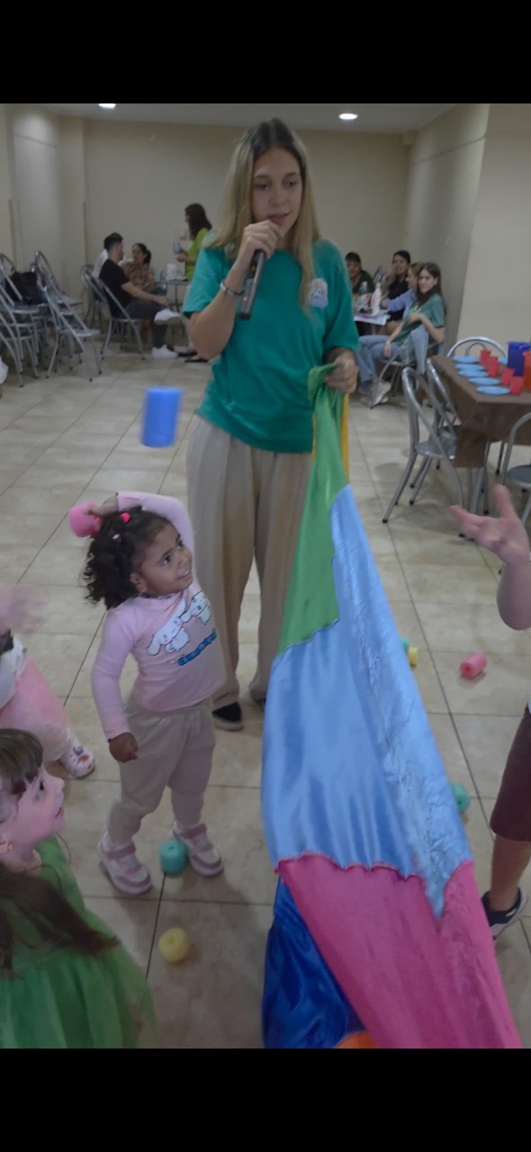 Juegos con telas de colores para los más pequeños