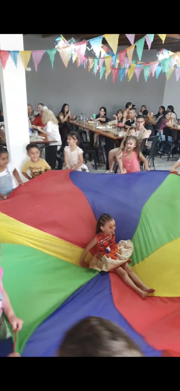 Juego con paracaídas de colores